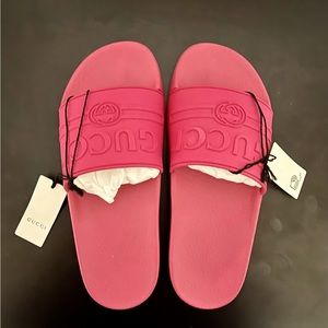 Gucci women’s slides pink rubber flip flops - size 8